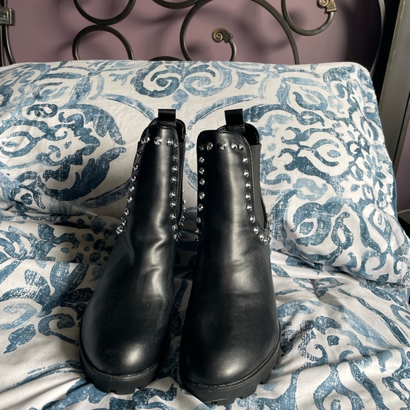 Size 9 stud boots - Picture 2 of 5